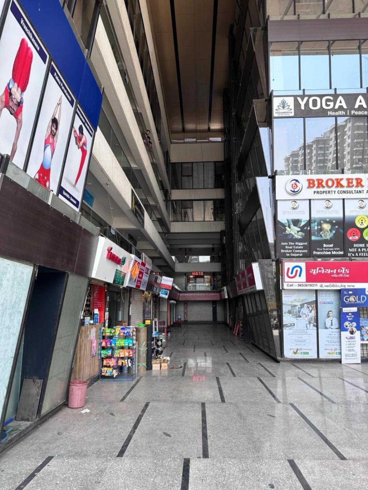 Hotel Gokul Solitaire, Surat Bhatha Luaran gambar