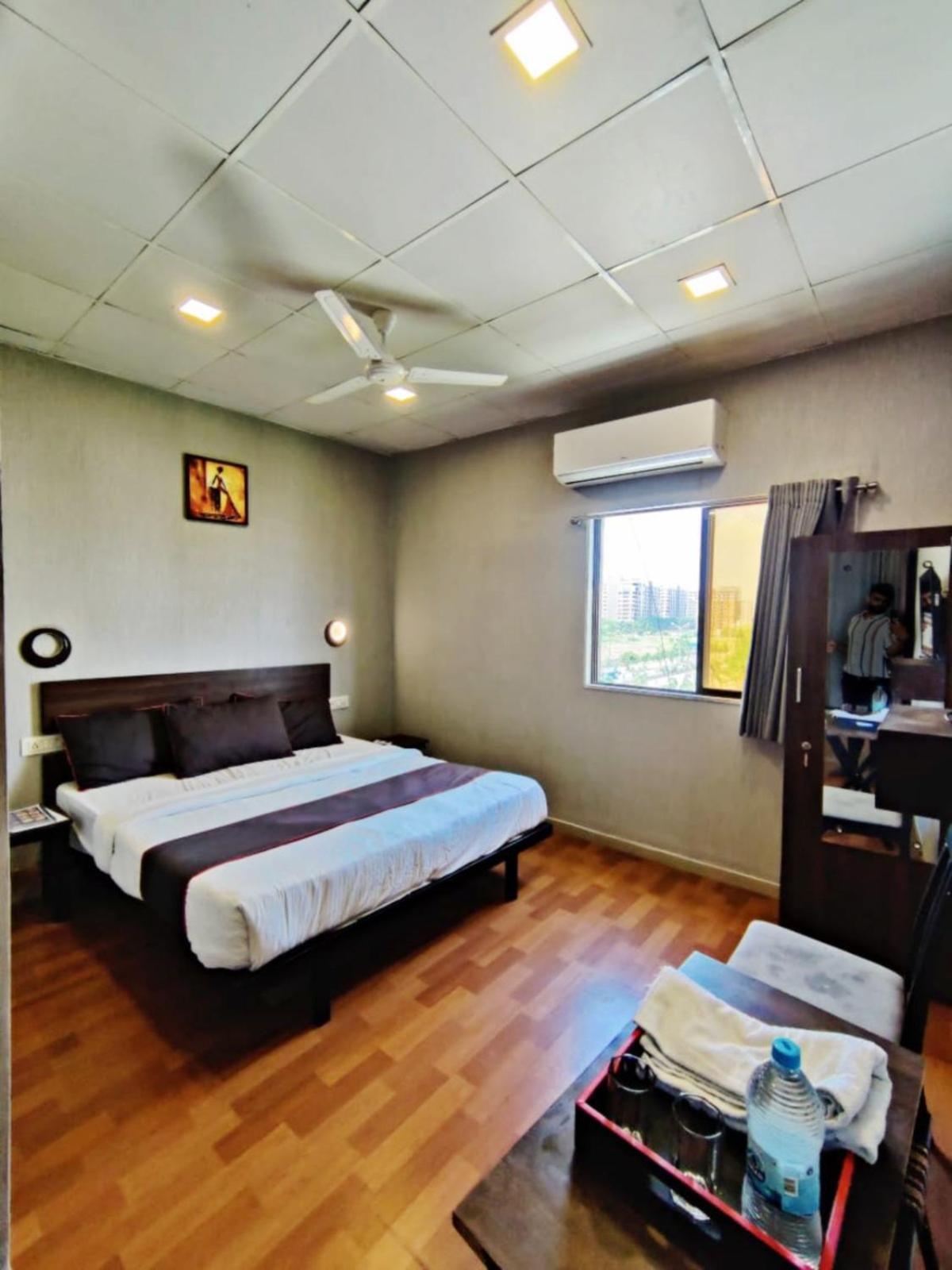 Hotel Gokul Solitaire, Surat Bhatha Luaran gambar