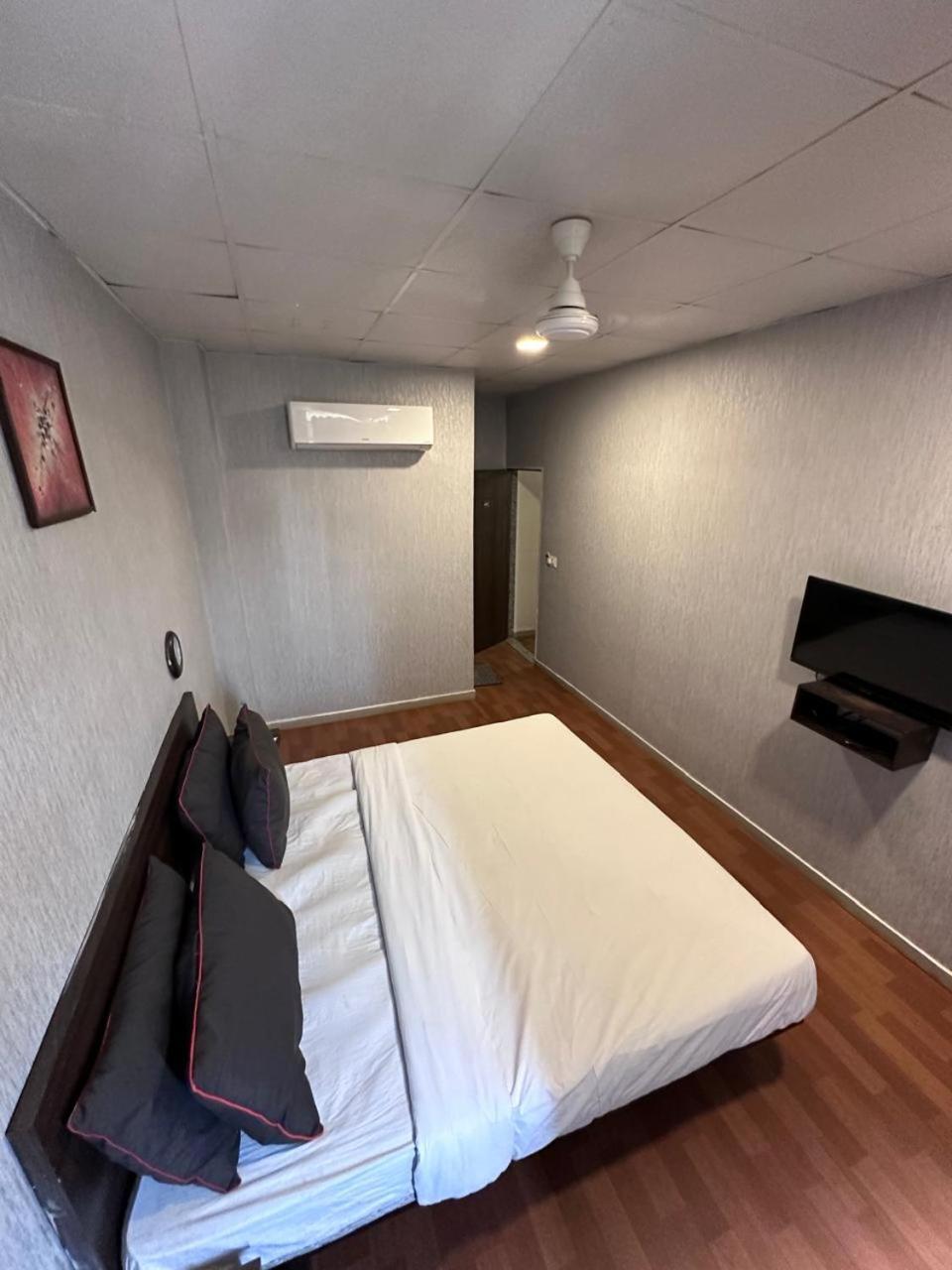 Hotel Gokul Solitaire, Surat Bhatha Luaran gambar