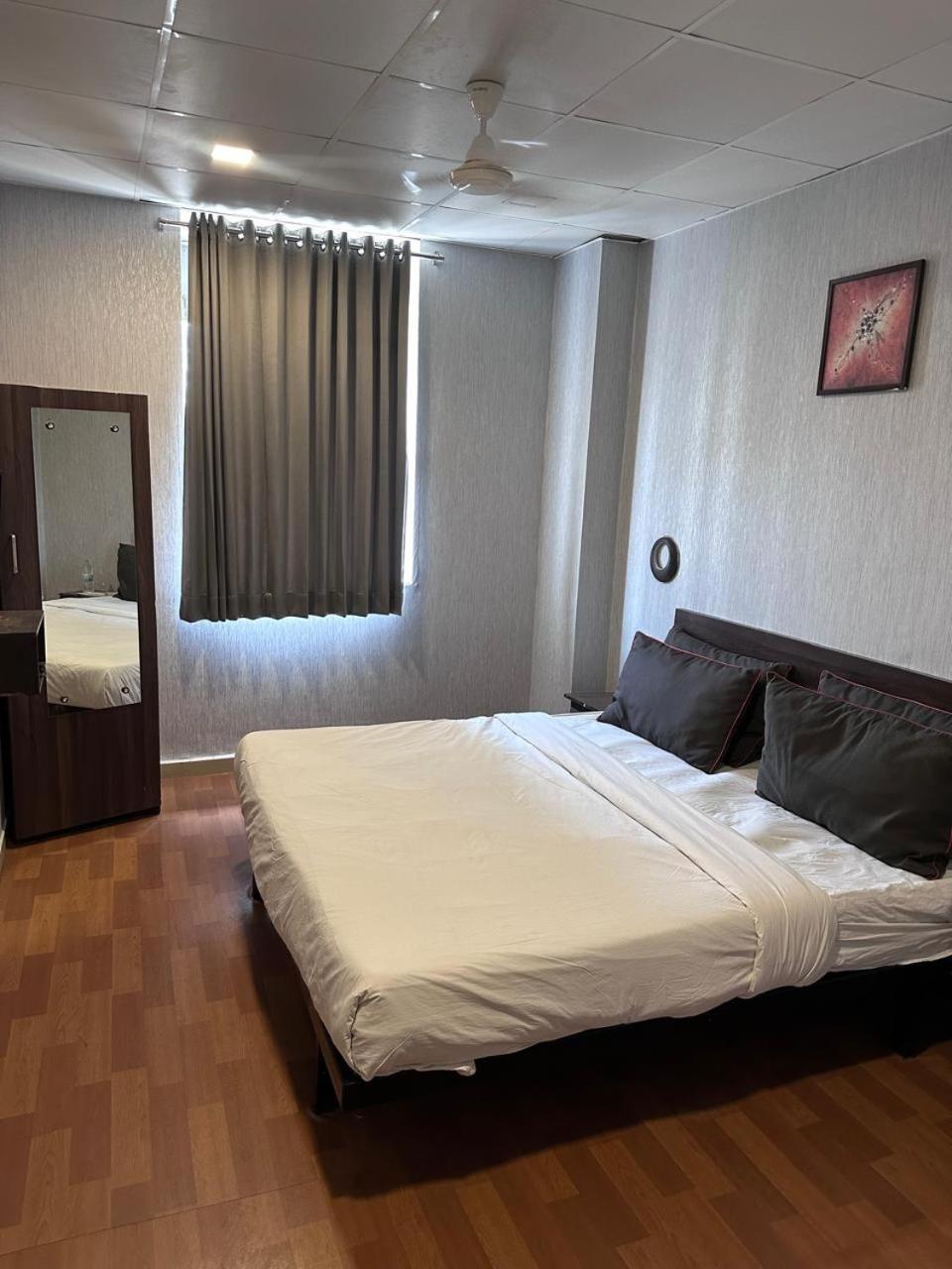 Hotel Gokul Solitaire, Surat Bhatha Luaran gambar