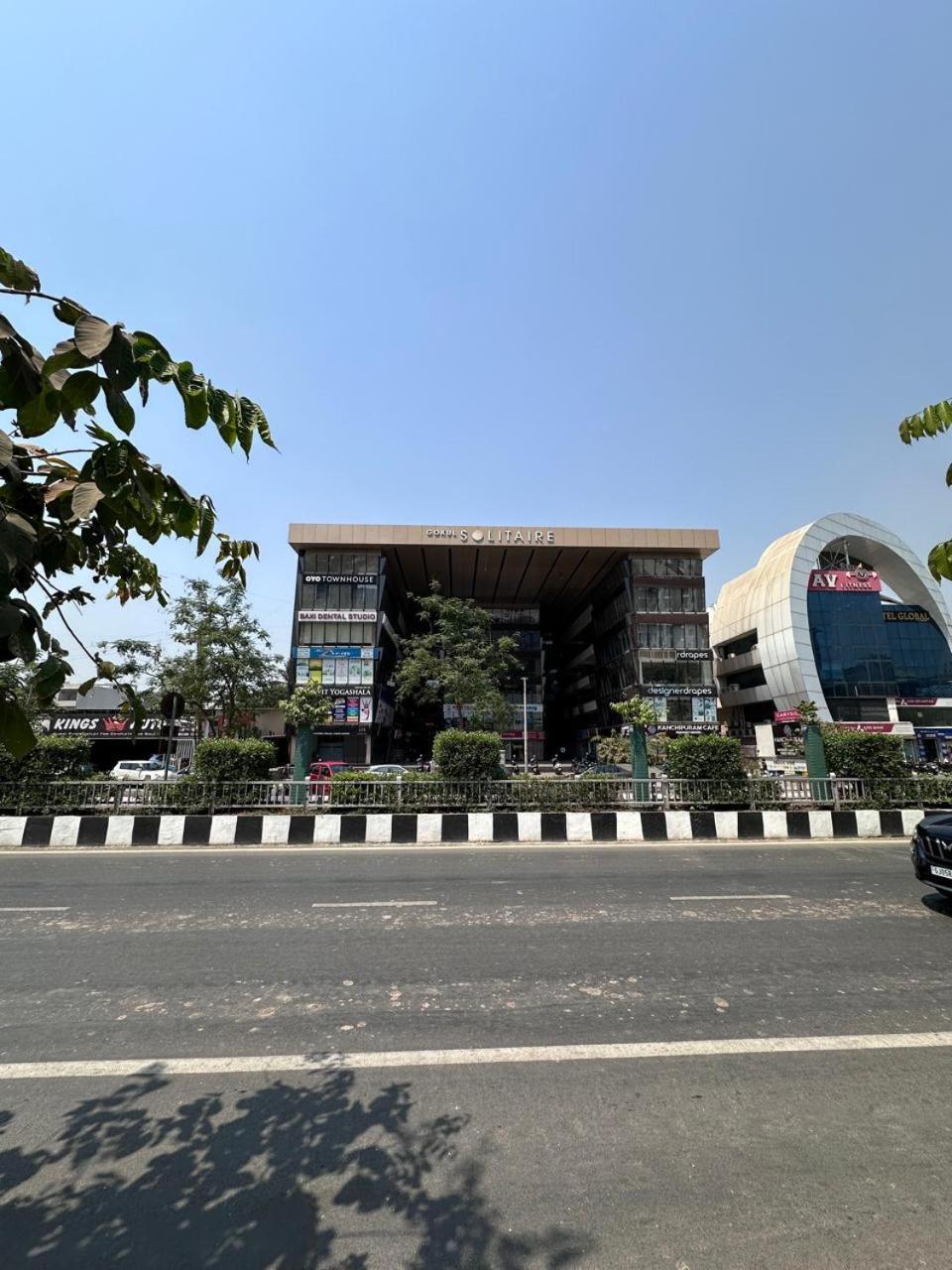 Hotel Gokul Solitaire, Surat Bhatha Luaran gambar